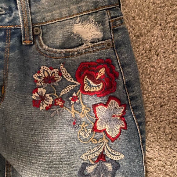 Adorable embroidered skirt - Picture 2 of 4